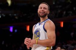 库里再创歷(lì)史纪录，追平乔丹成NBA歷(lì)史第一