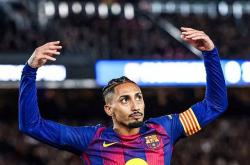 巴萨9000万巨星拯救球队：单刀破门亲吻队徽，4万球迷(mí)起立致敬！