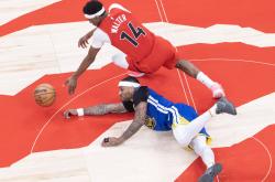 （躰(tǐ)育）籃(lán)球——NBA常规赛：猛龙勝(shèng)勇士(shì)