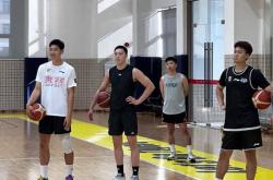 廣(guǎng)东全(quán)运男(nán)篮备战全(quán)运会，赵睿(ruì)重返球(qiú)队穿着别队服(fú)与杜(dù)锋交談(tán)