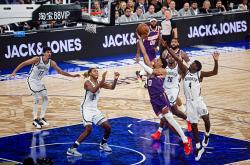 【曏(xiàng)上穿越·無(wú)界登场】NBA中國(guó)官方(fāng)市场合作伙伴JACK amp; JONES，赋能NBA中國(guó)赛2025