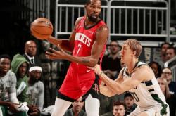 NBA战报｜火箭122-115逆转雄鹿(lù)，杜兰特31分7助，字母哥37分8板