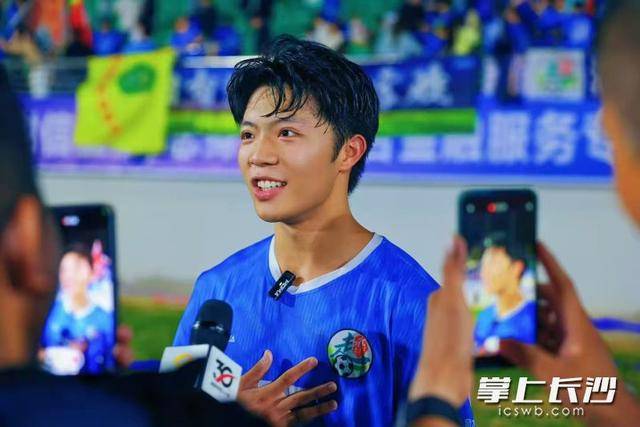 牛！长沙伢子张涛倒挂金钩入选《天下足球》十佳球