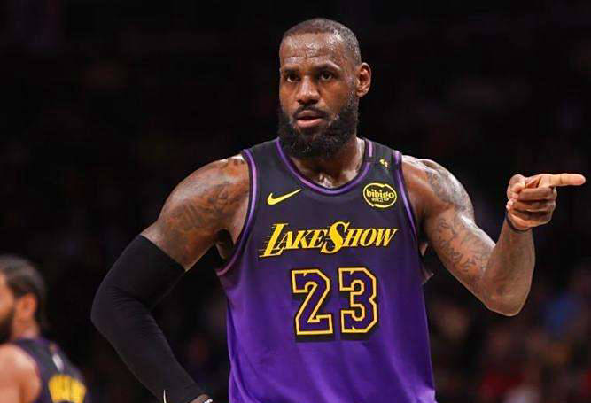 詹姆斯团队索高薪遭拒，鲍尔默冷言打击，NBA历史第二人陷无球窘境