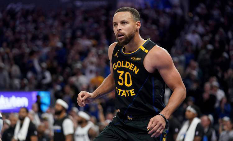 库里再创历史纪录，追平乔丹成NBA历史第一