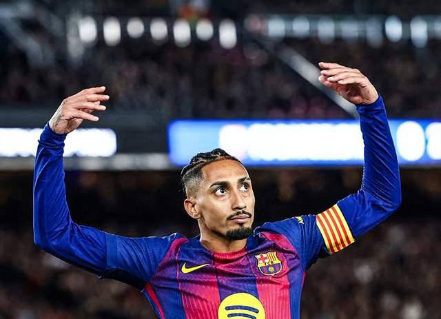 巴萨9000万巨星拯救球队：单刀破门亲吻队徽，4万球迷起立致敬！