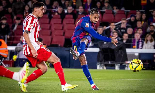 巴萨9000万巨星拯救球队：单刀破门亲吻队徽，4万球迷起立致敬！