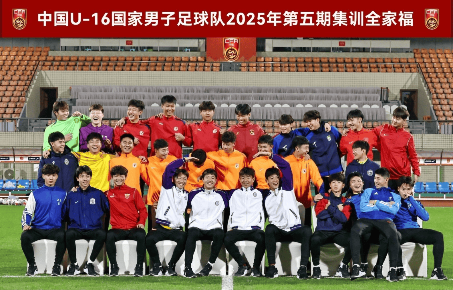 喜讯！U16国足中场加盟欧冠球队，刚穿队服合照