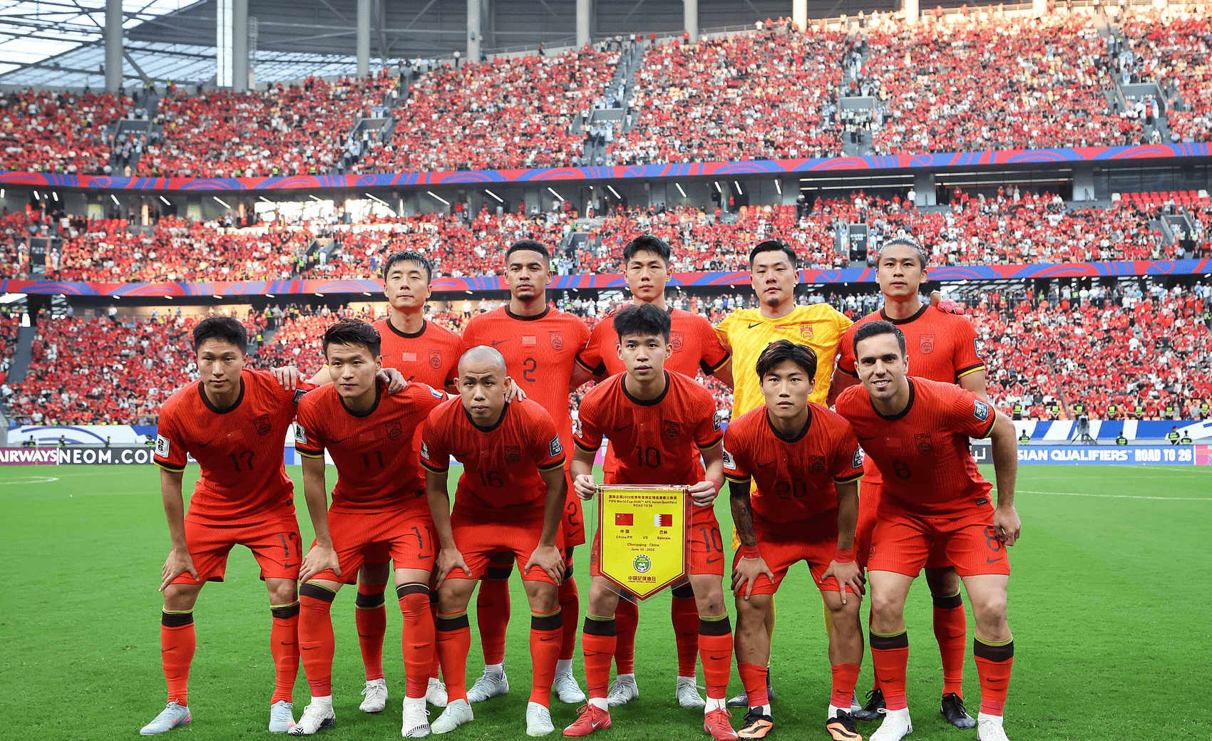 喜讯！U16国足中场加盟欧冠球队，刚穿队服合照