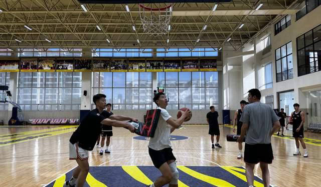 广东全运男篮备战全运会，赵睿重返球队穿着别队服与杜锋交谈