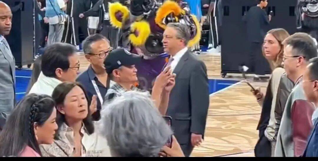 马云亲临现场观赛！NBA中国赛大佬云集