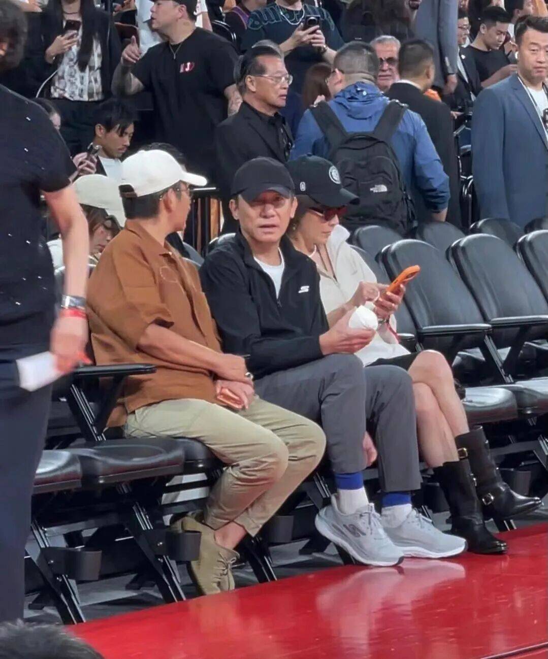 马云亲临现场观赛！NBA中国赛大佬云集