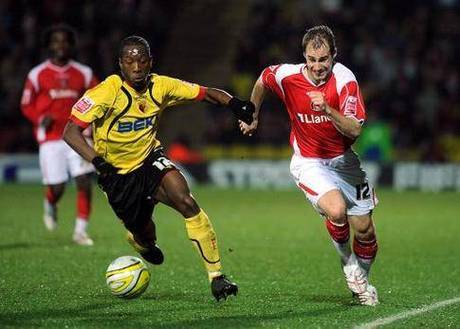 布城主场强势，莱切斯特客场战力待激活，双方争夺季后赛名额。