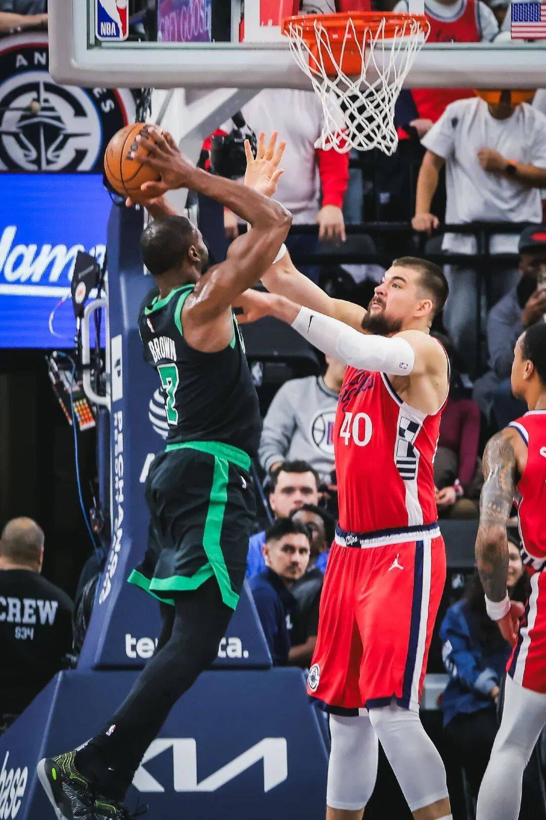 不止月最佳，杰伦-布朗还值得更多东西